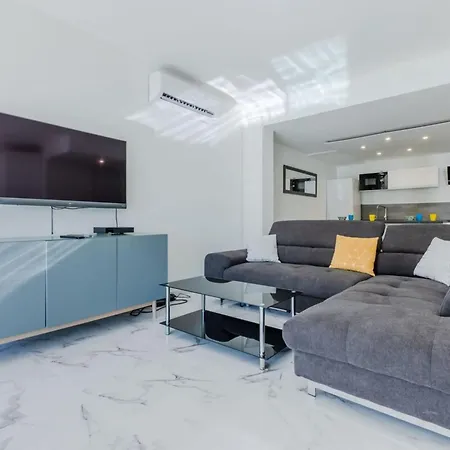90m On The Croisette With Terrace & Sea View Apartment